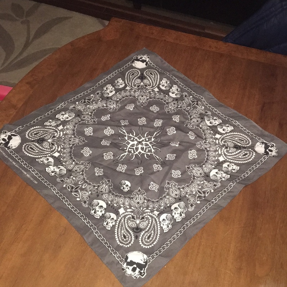 Gray Skull patterned Bandana 💀 - Picture 4 of 5